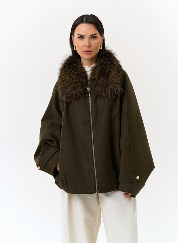 Женское укороченное пальто с отделкой из меха лисы