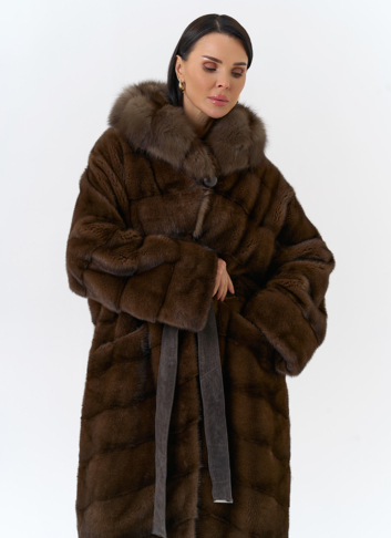 Шуба из меха норки с капюшоном из меха куницы