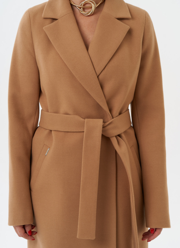 Женское пальто с английским воротником