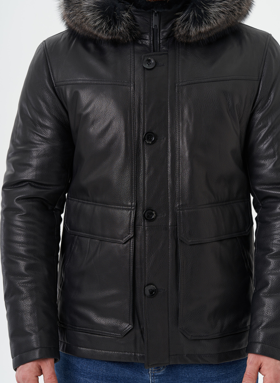 Пуховик из натуральной кожи с мехом енота