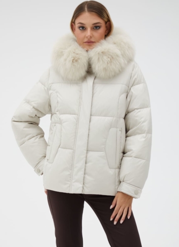 Короткий пуховик с капюшоном из меха песца