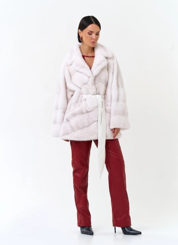 Шуба из меха норки белого цвета