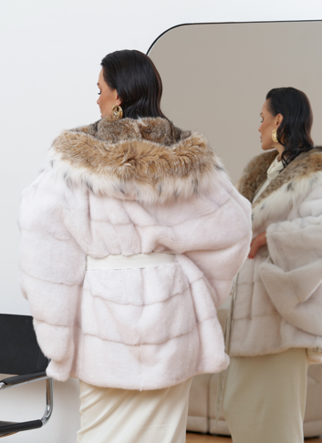 Короткая светлая шуба с рысью