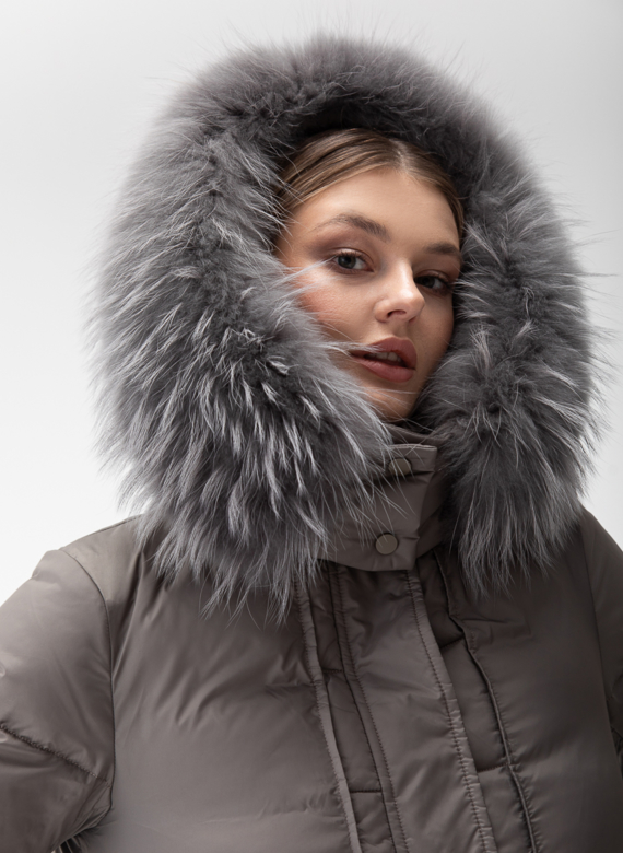 Женский пуховик с капюшоном из меха енота
