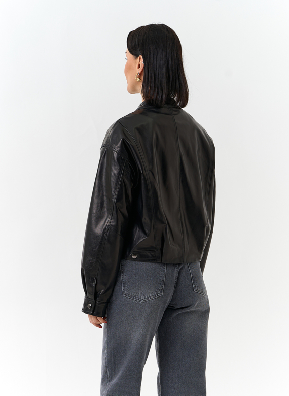 Женская короткая куртка из натуральной кожи 