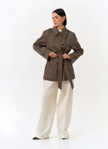 Женский укороченный плащ с поясом