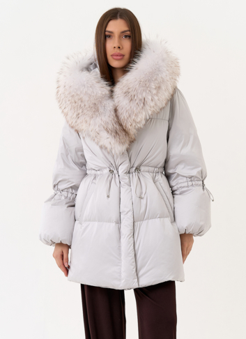 Светлый пуховик с капюшоном из меха лисы