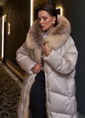 Пуховик с отделкой капюшона из меха лисы