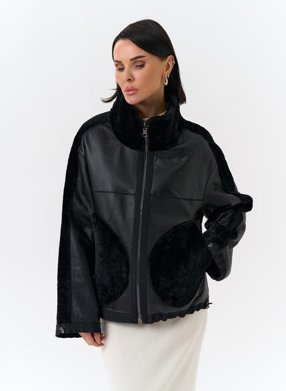 Короткая двухсторонняя дубленка в черном цвете