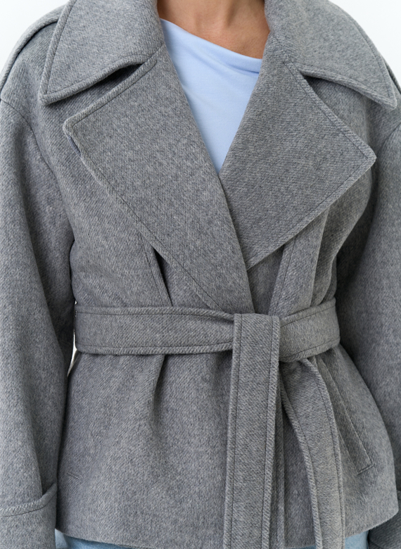 Женское укороченное пальто с английским воротником