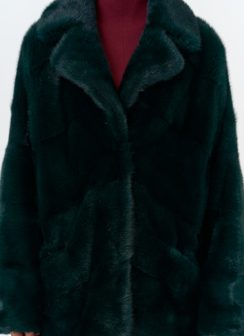 Шуба из меха норки с английским воротником в зеленом цвете
