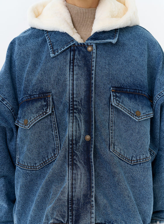 Женская утепленная джинсовая куртка с отделкой из эко меха