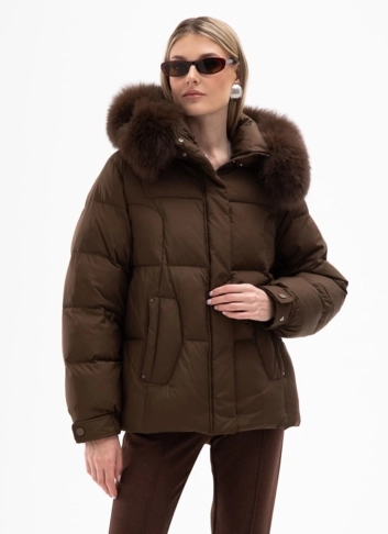Короткий пуховик с капюшоном из меха песца