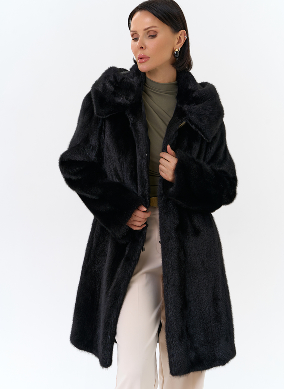 Шуба из норки с капюшоном черного цвета