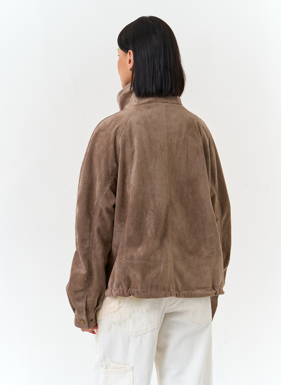 Женская куртка из эко замши с воротником стойкой