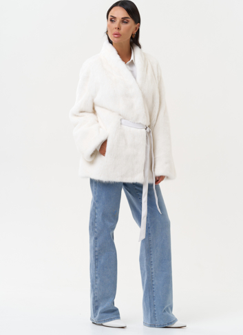 Короткая шуба из норки белого цвета