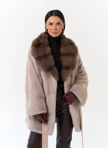 Женская шуба из меха норки с воротником из меха куницы фото