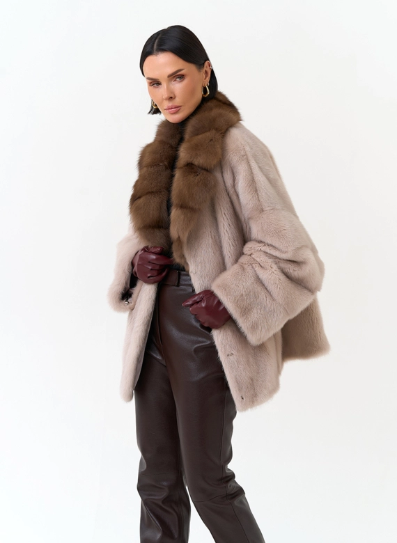 Женская шуба из меха норки с воротником из меха куницы  фото
