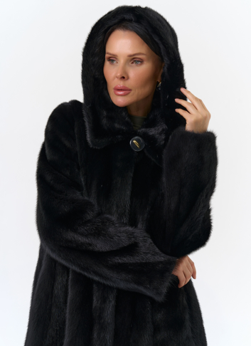 Шуба из норки с капюшоном черного цвета
