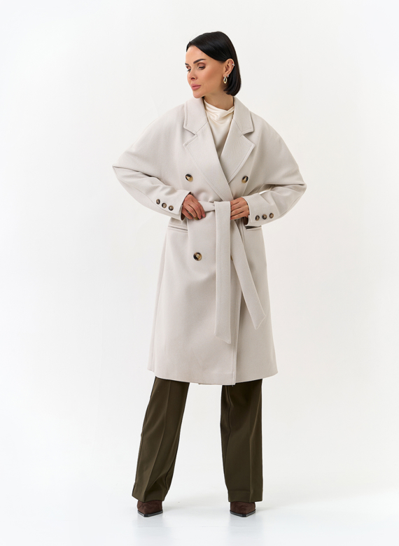 Светлое женское пальто с поясом