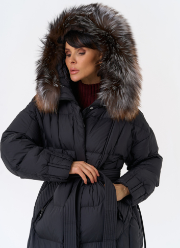 Женский пуховик с отделкой из меха блюфрост