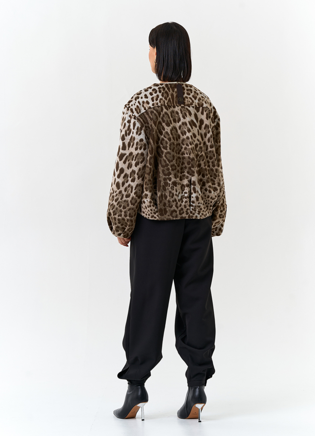 Женское укороченное пальто с анималистическим принтом модель № 32554 в рассрочку