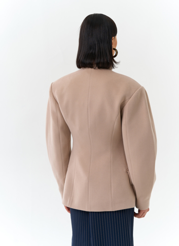 Женское укороченное пальто с акцентными рукавами