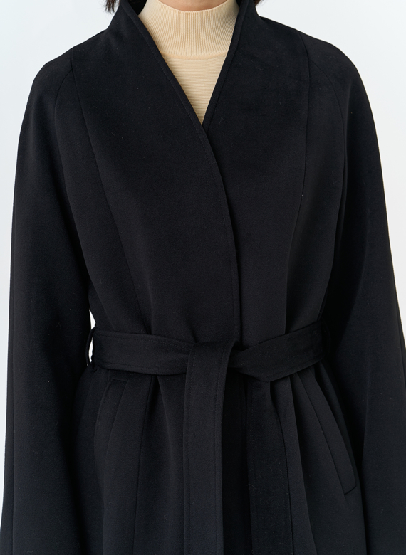 Женское пальто черного цвета с поясом
