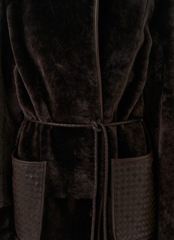 Женская дубленка с декоративным поясом