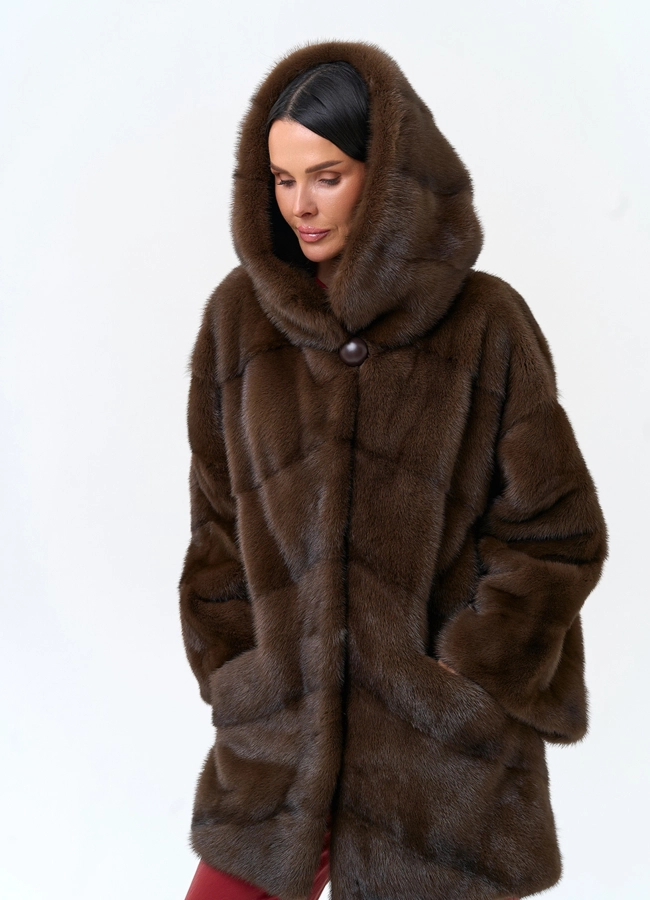Женская шуба из меха норки с капюшоном модель № 34135 универмаг малина