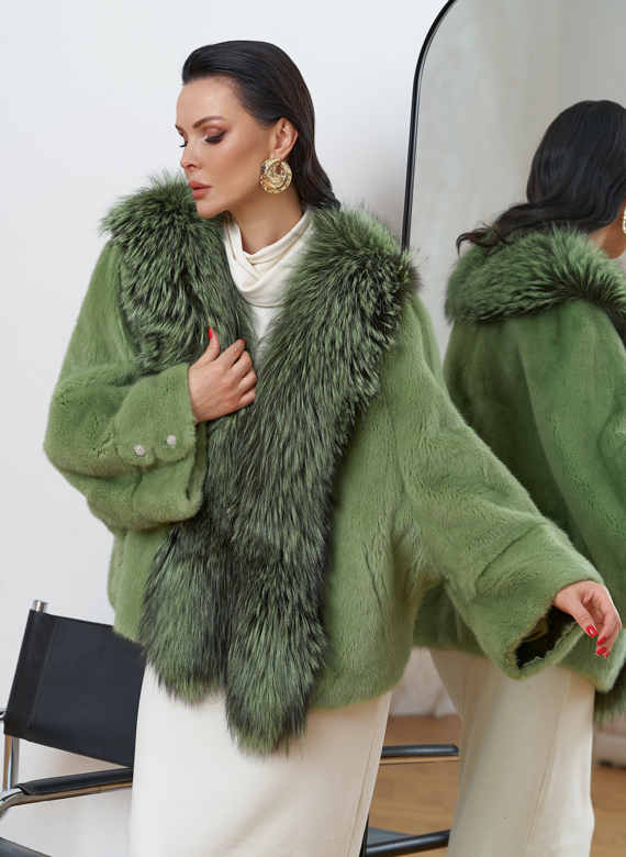 Короткая шуба из норки с мехом из чернобурки