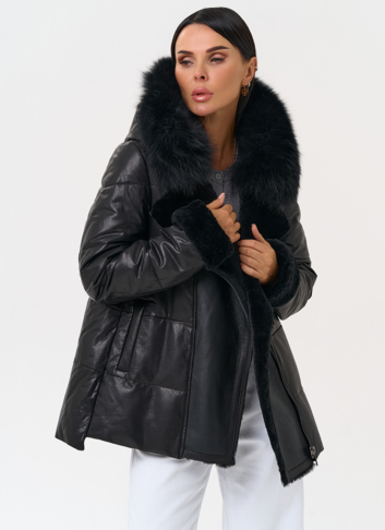 Короткий пуховик из натуральной кожи с капюшоном