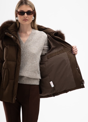 Короткий пуховик с капюшоном из меха песца