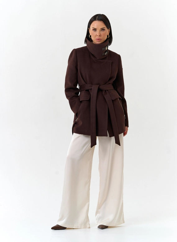 Женское укороченное пальто с воротником стойкой