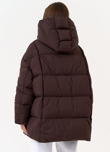 Женский пуховик коричневого цвета с капюшоном