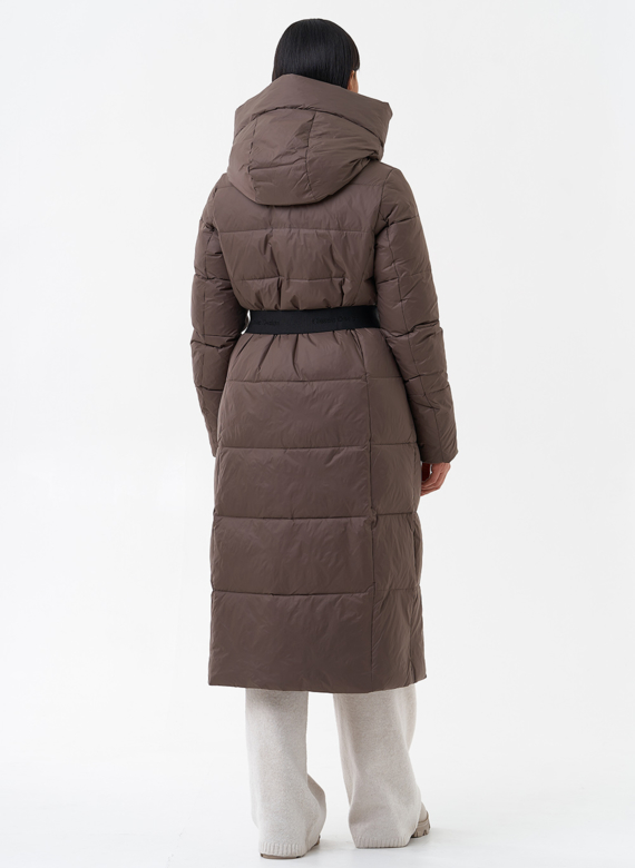 Длинный пуховик бежевого цвета