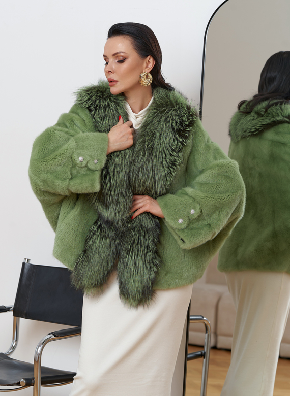 Короткая шуба из норки с мехом из чернобурки