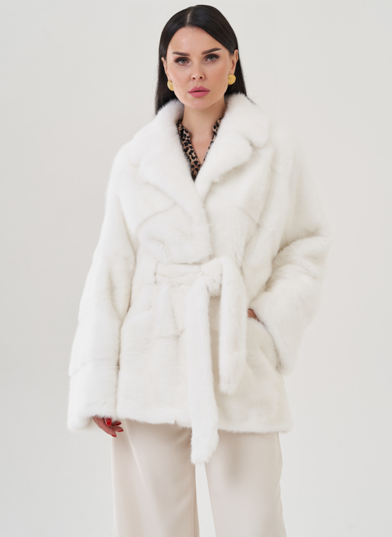 Шуба из меха норки белого цвета