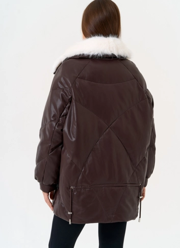 Женский пуховик из эко кожи коричневого цвета