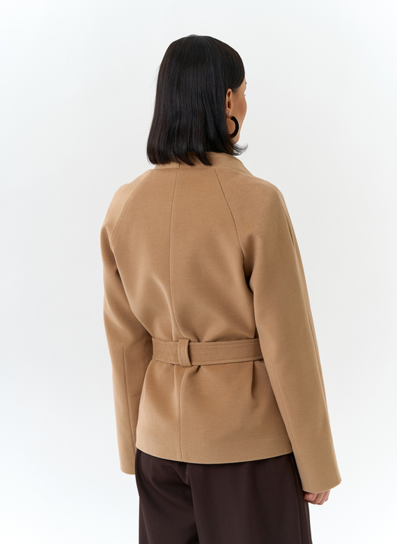 Женское укороченное пальто с поясом