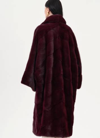 Шуба из меха норки бордового цвета