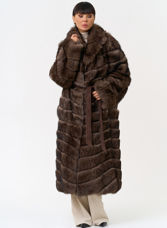 Длинная шуба из меха песца с английским воротником