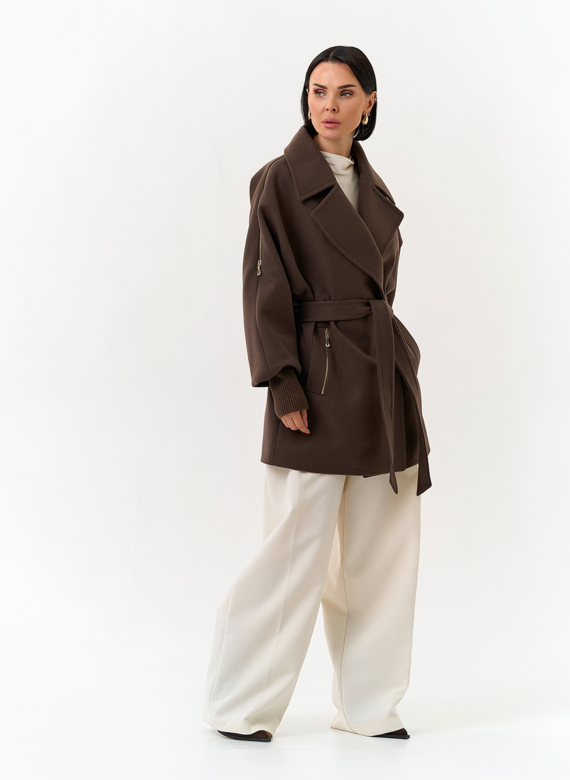 Женское укороченное пальто с декоративными молниями