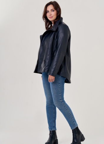 Кожаная куртка на молнии темно-синего цвета 