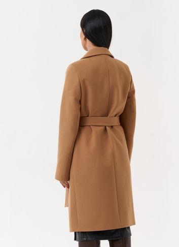 Женское пальто с английским воротником
