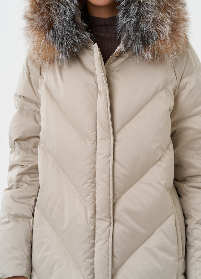 Светлый пуховик с мехом чернобурки модель № 28847 универмаг малина