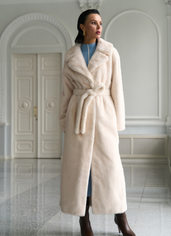 Женское пальто из эко меха молочного цвета