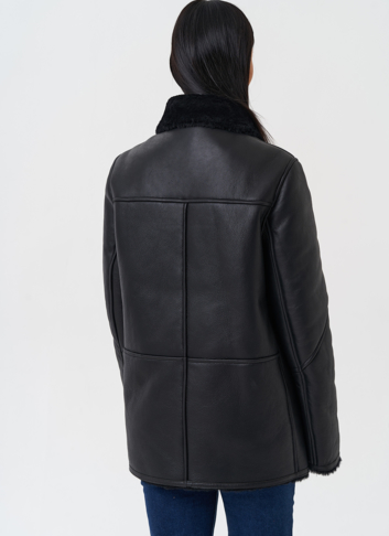 Женская дубленка черного цвета 